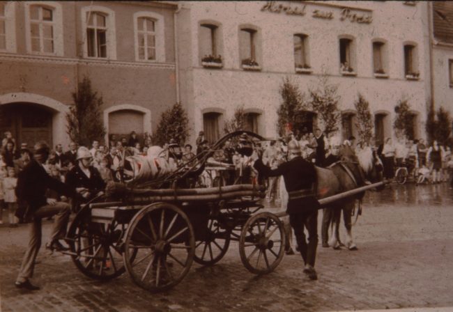 Altes Löschfahrzeug auf Marktplatz