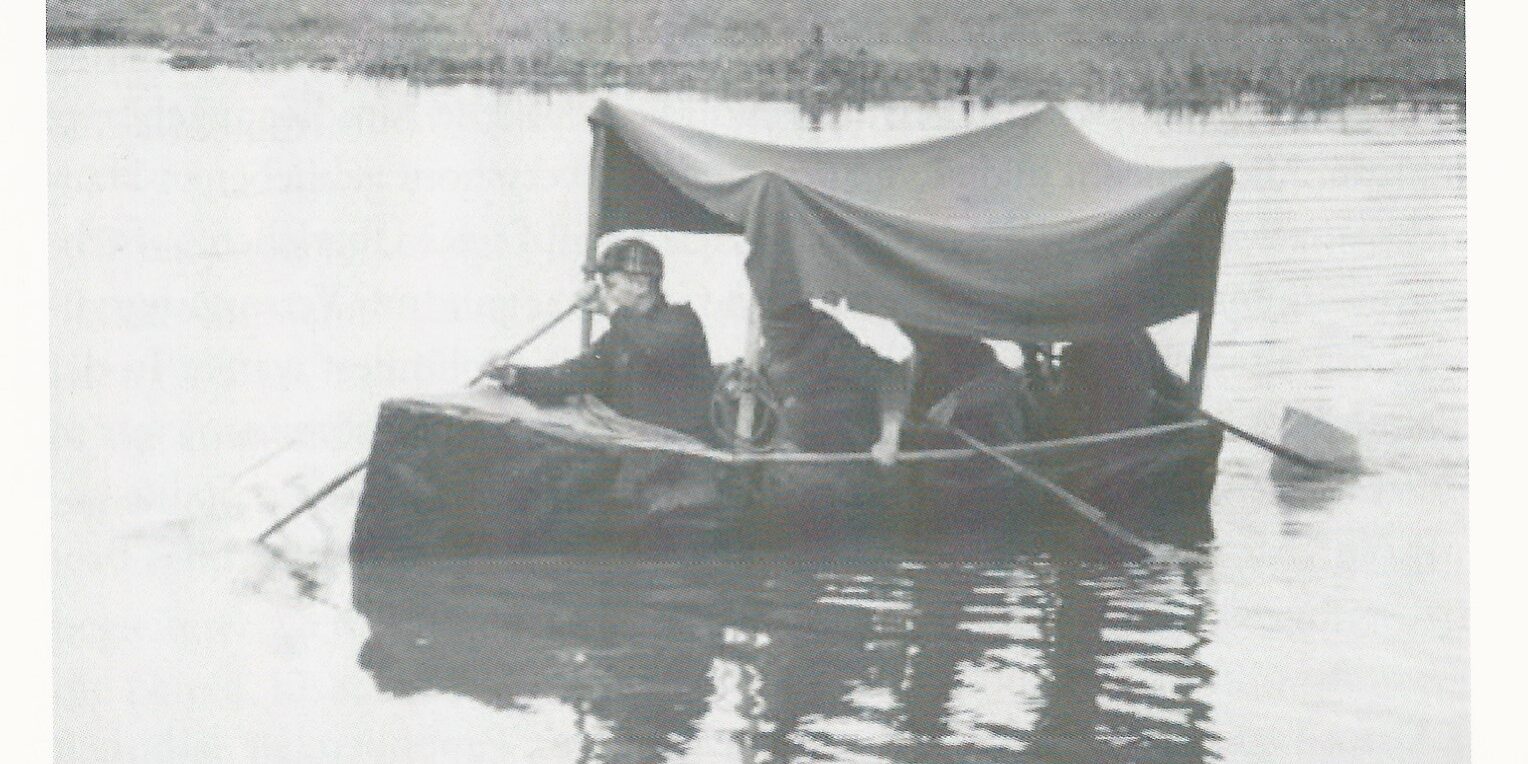 selbstgebautes Boot Stadtweiher