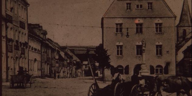 Rathaus früher mit Kutschen