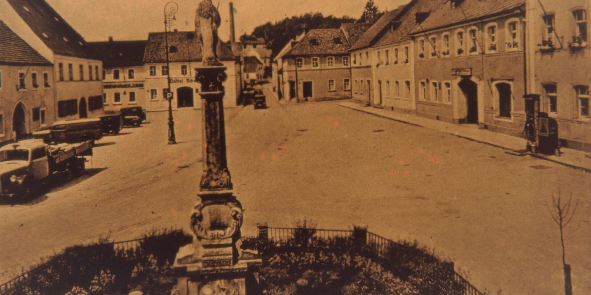 hinten Oberer Markt mit Kriegerdenkmal