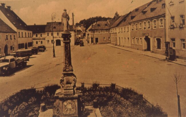 hinten Oberer Markt mit Kriegerdenkmal
